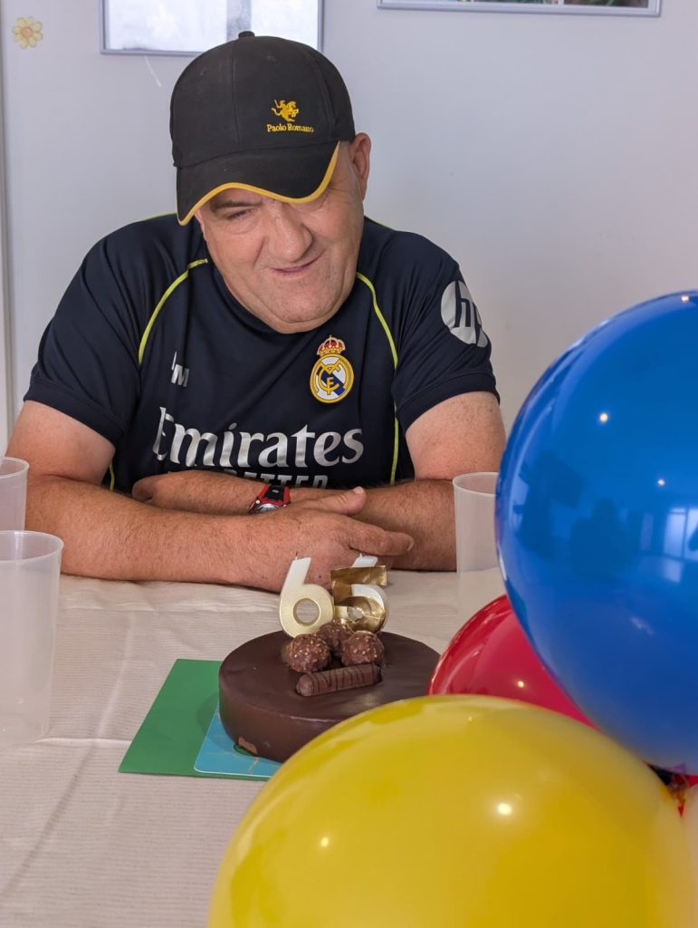 Persona soplando velas