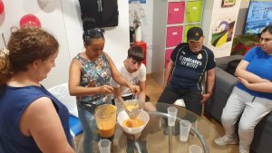 Personas haciendo gazpacho