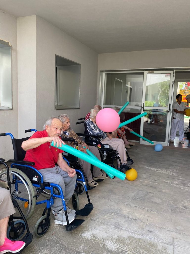 Personas mayores haciendo actividades