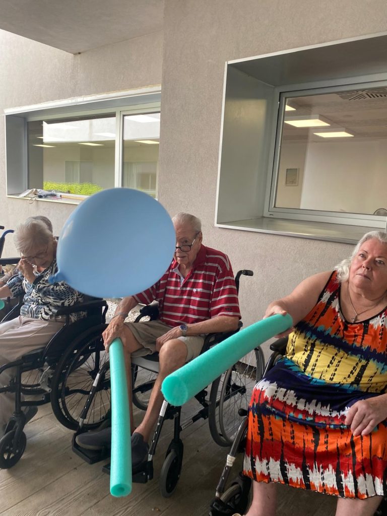 Personas mayores haciendo actividades
