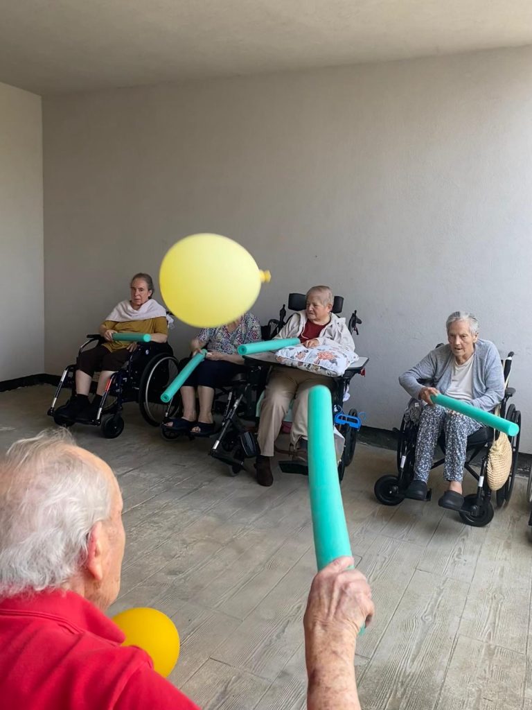 Personas mayores haciendo actividades