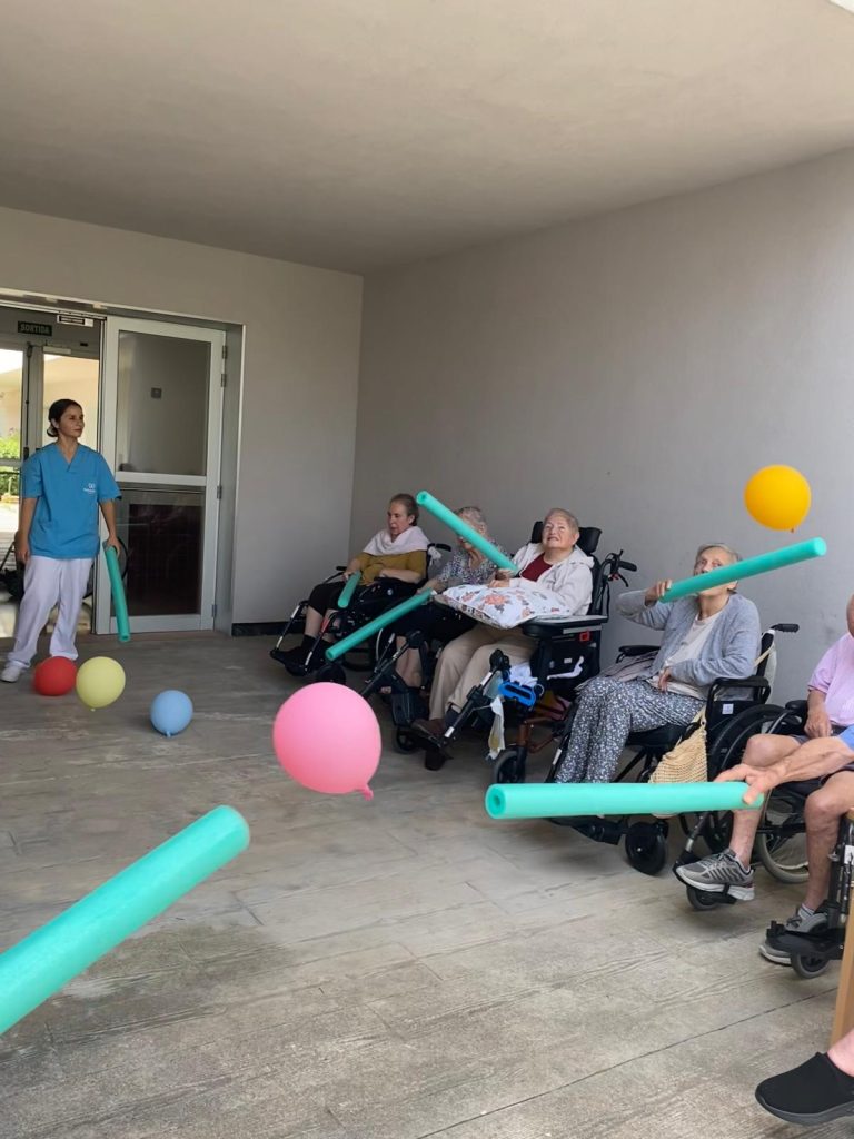 Personas mayores haciendo actividades