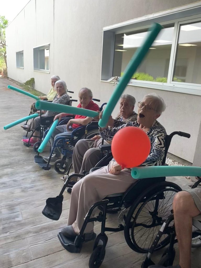 Personas mayores haciendo actividades