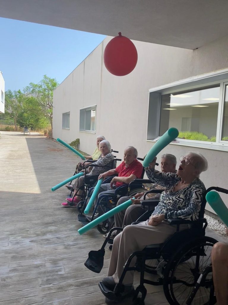 Personas mayores haciendo actividades
