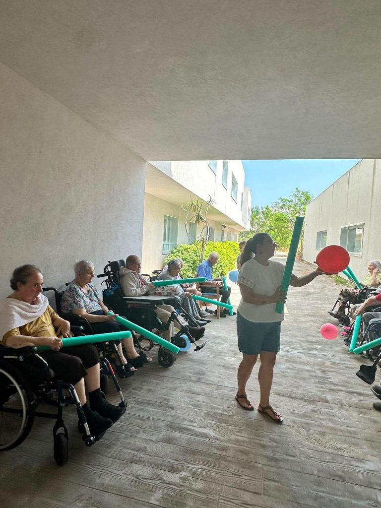 Personas mayores haciendo actividades