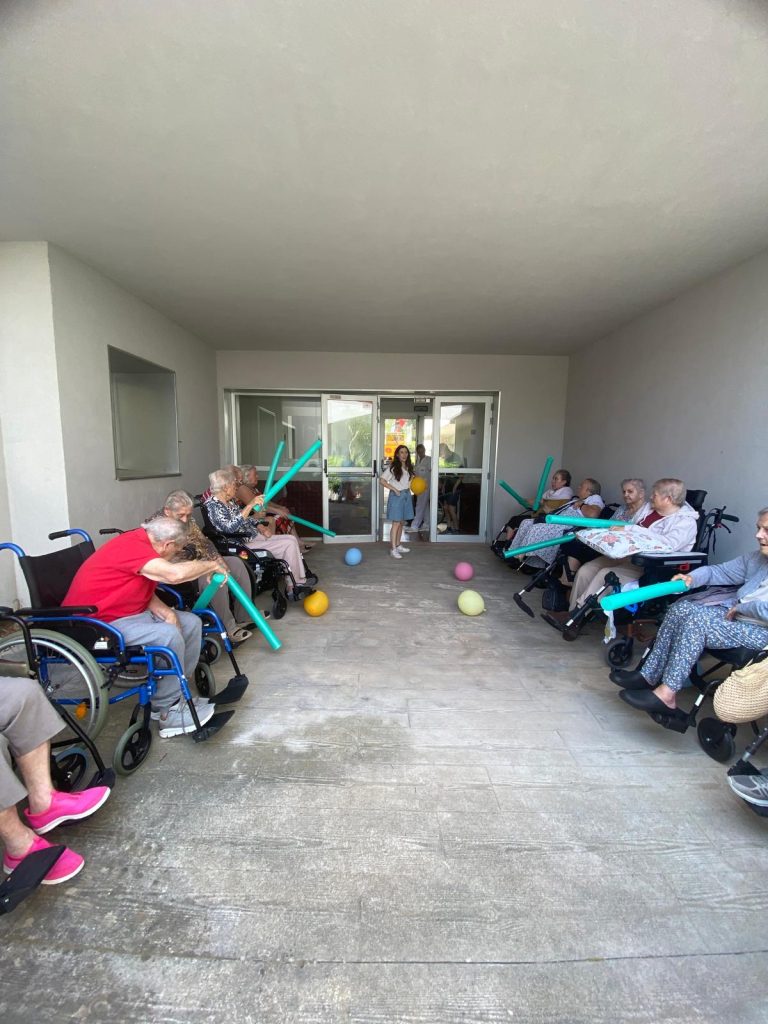 Personas mayores haciendo actividades