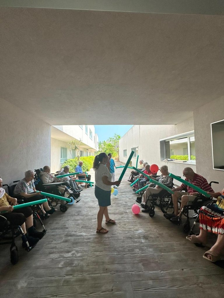 Personas mayores haciendo actividades