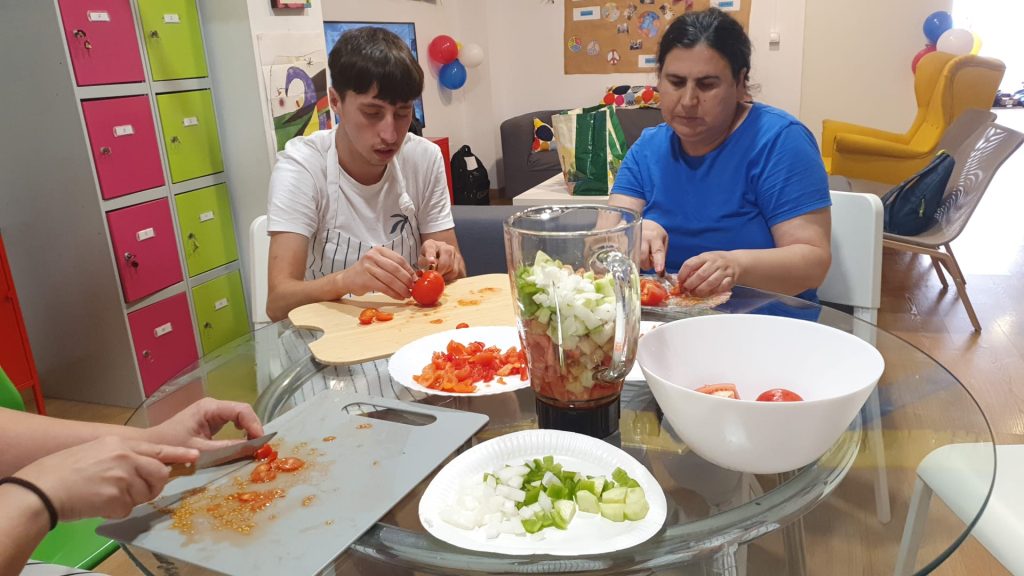 Personas haciendo gazpacho