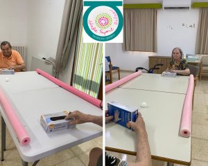 Personas mayores jugando al tenis de mesa