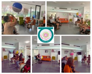 Personas mayores jugando al voley adaptado