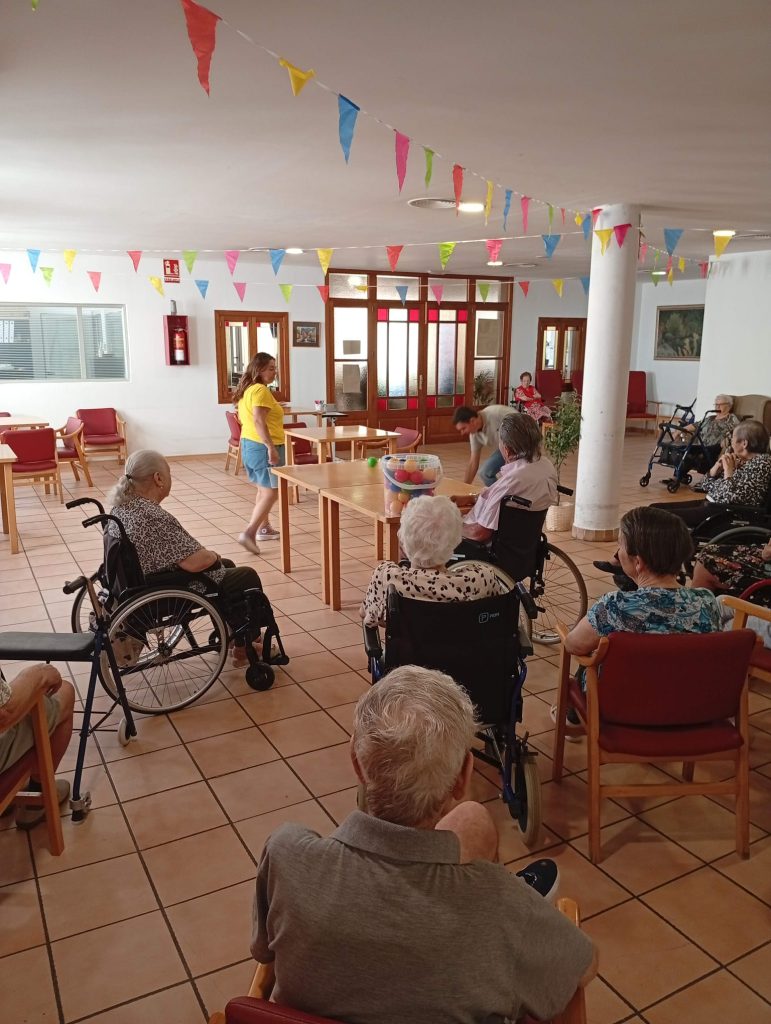 Personas mayores jugando a tenis de mesa adaptado