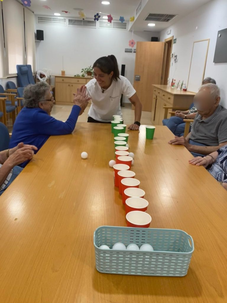 Persona mayor haciendo actividades adaptadas
