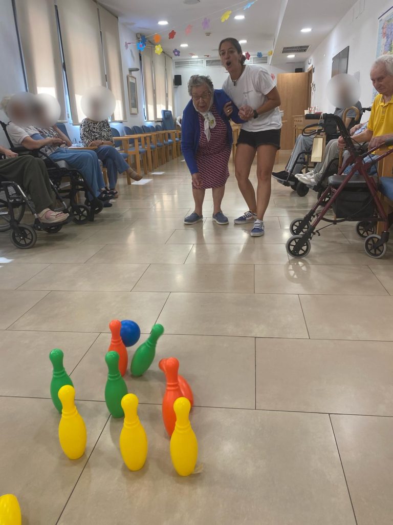 Persona mayor haciendo actividades adaptadas