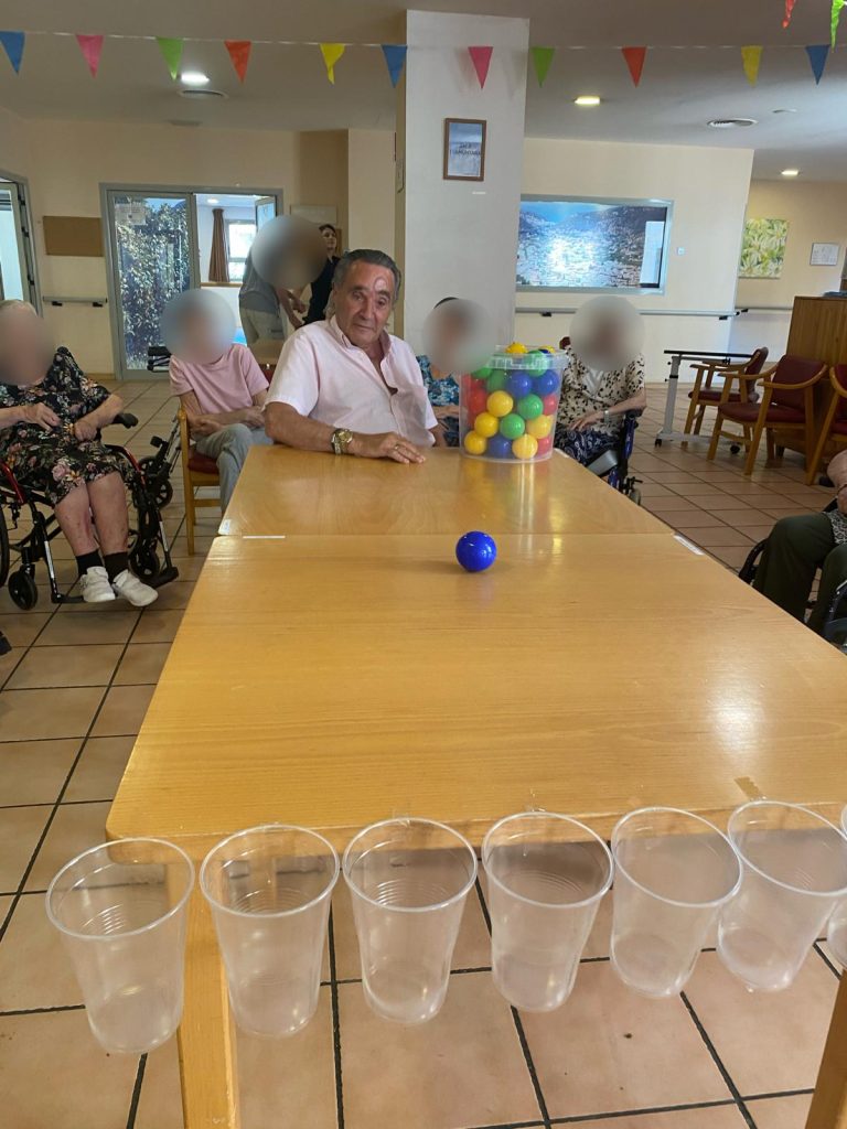 Personas mayores jugando a tenis de mesa adaptado