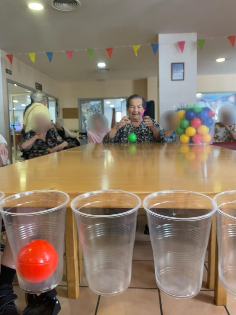 Personas mayores jugando a tenis de mesa adaptado
