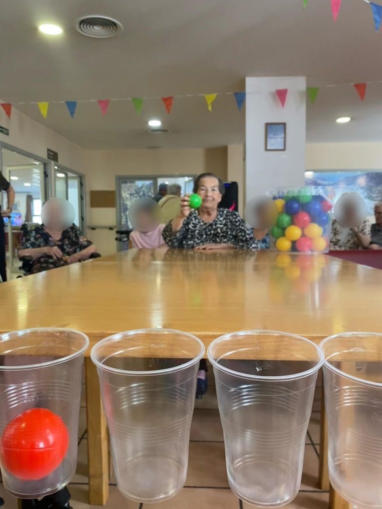 Personas mayores jugando a tenis de mesa adaptado