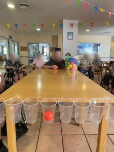 Personas mayores jugando a tenis de mesa adaptado