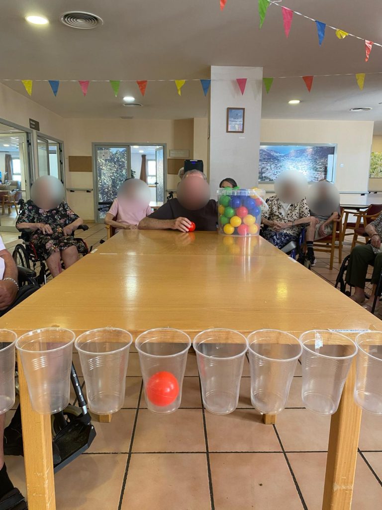 Personas mayores jugando a tenis de mesa adaptado