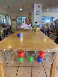 Personas mayores jugando a tenis de mesa adaptado