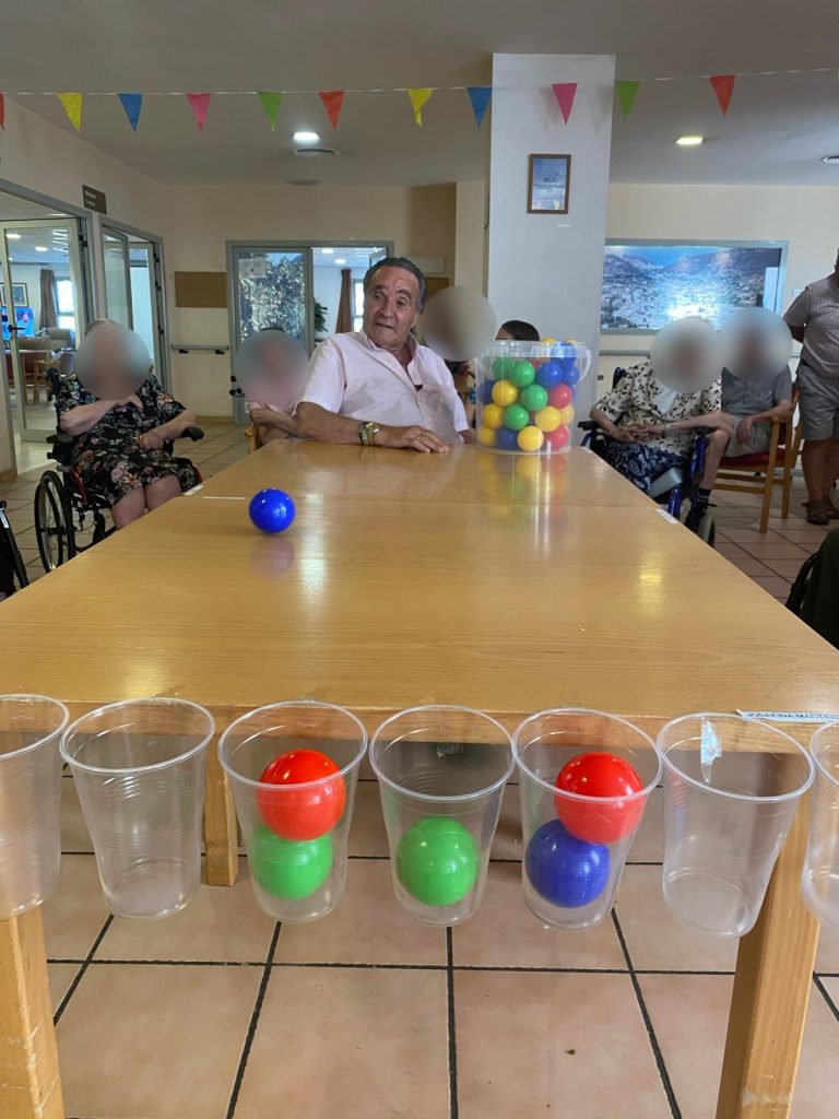 Personas mayores jugando a tenis de mesa adaptado
