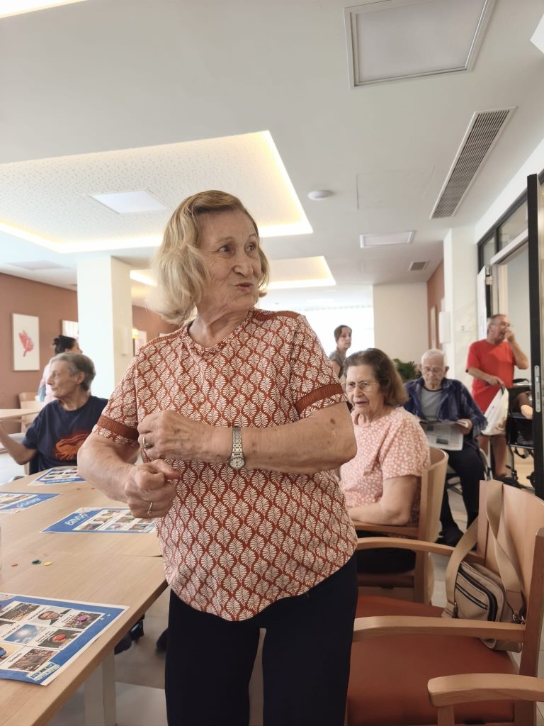 Personas jugando al bingo musical