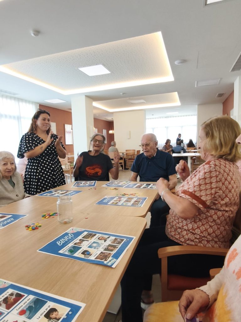 Personas jugando al bingo musical