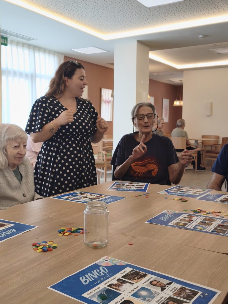 Personas jugando al bingo musical