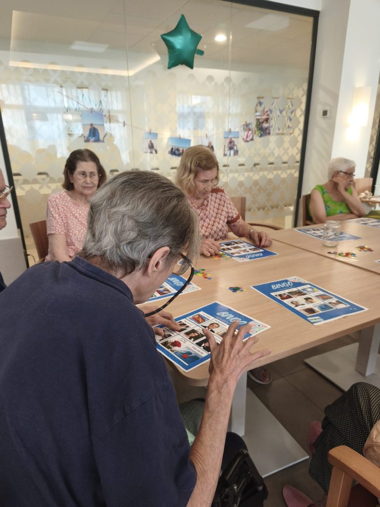Personas jugando al bingo musical