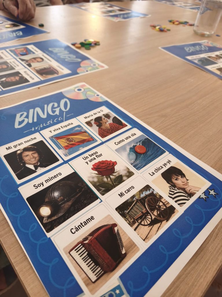 Personas jugando al bingo musical