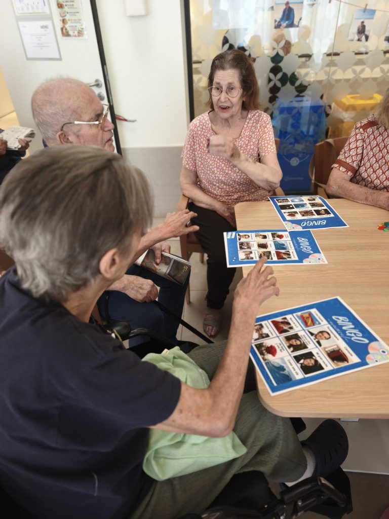 Personas jugando al bingo musical