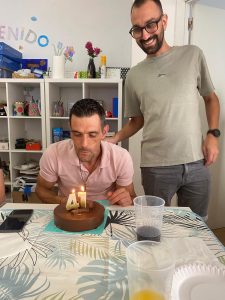 Persona soplando velas