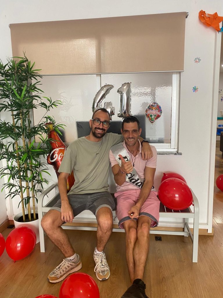 Personas posando con un globo de cumpleaños