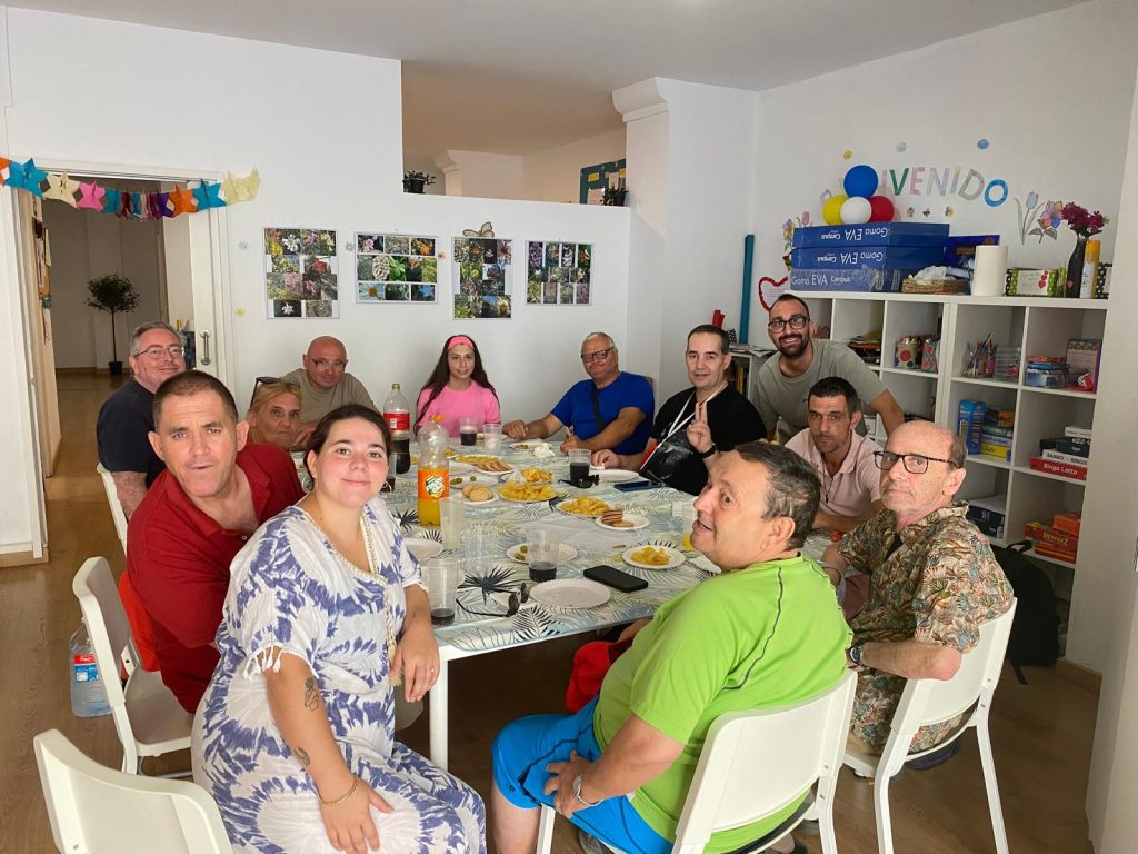 Personas celebrando cumpleaños
