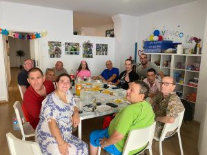 Personas celebrando cumpleaños