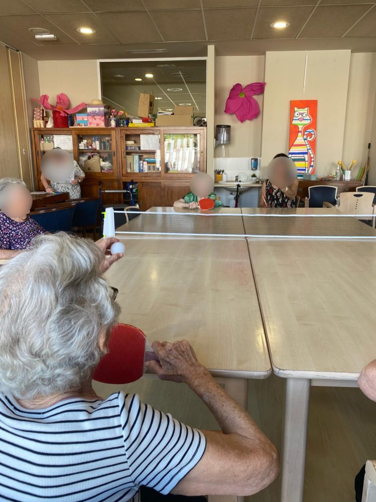 Personas mayores jugando