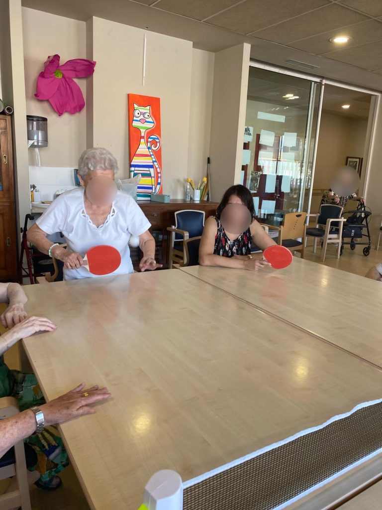 Personas mayores jugando