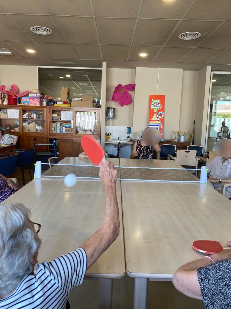 Personas mayores jugando