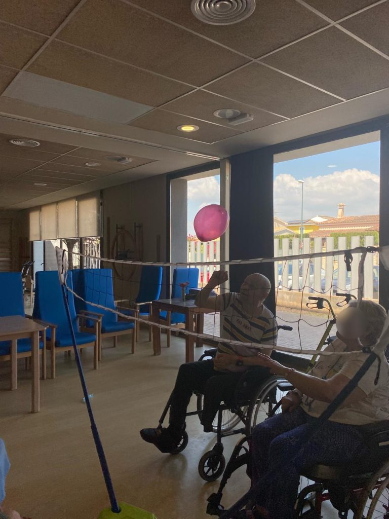 Personas mayores jugando