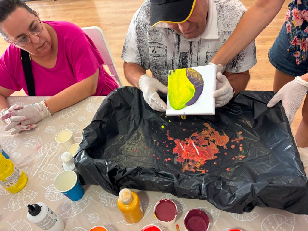 Personas haciendo taller de pintura