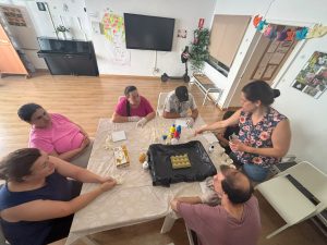 Personas haciendo taller de pintura