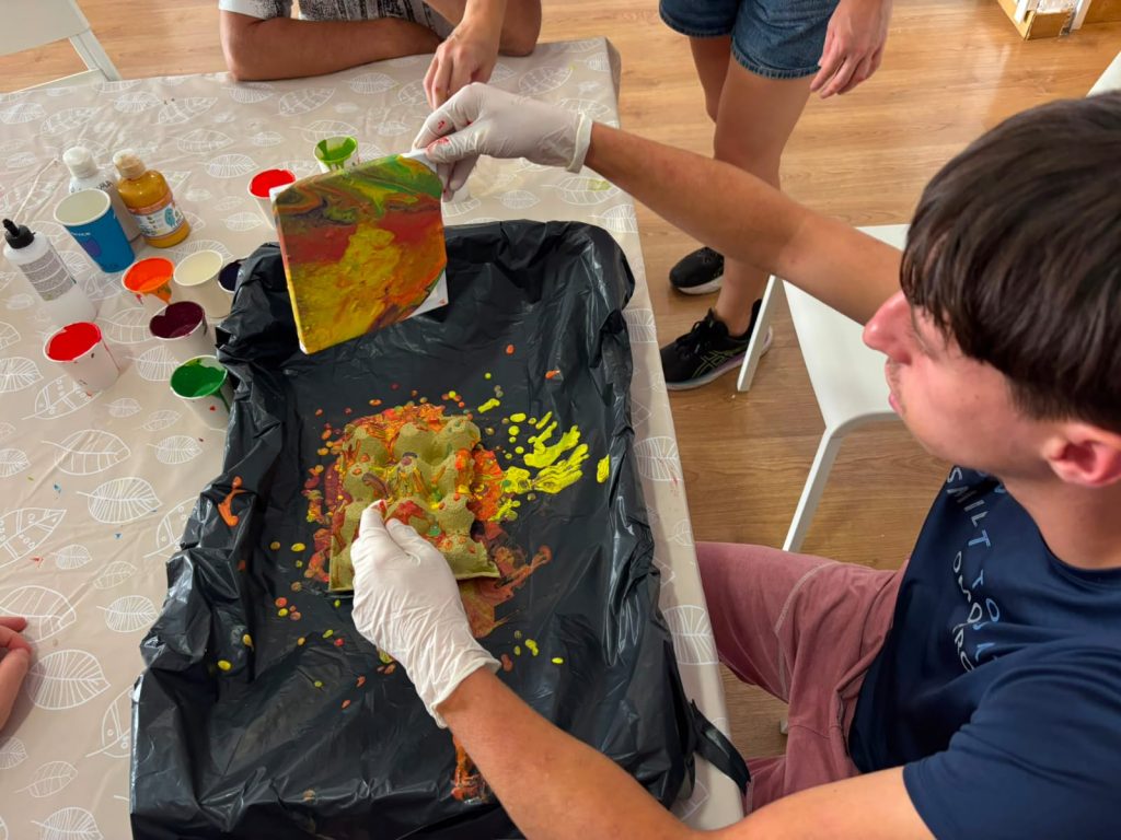 Personas haciendo taller de pintura