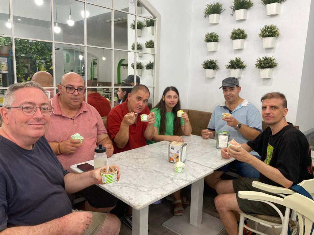 Personas tomando un helado
