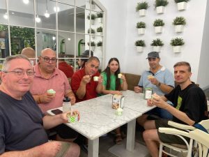 Personas tomando un helado