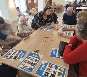 Personas jugando al bingo musical
