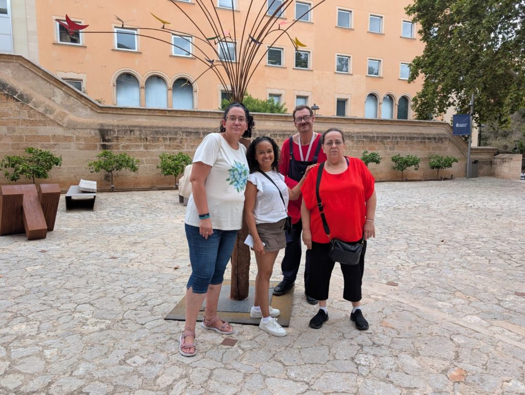 Grupo de personas posando en una salida un museo