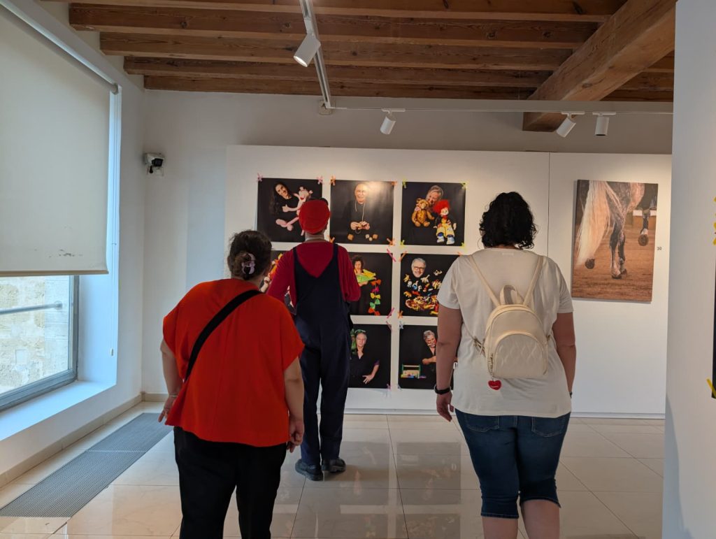 Varias personas viendo una exposición