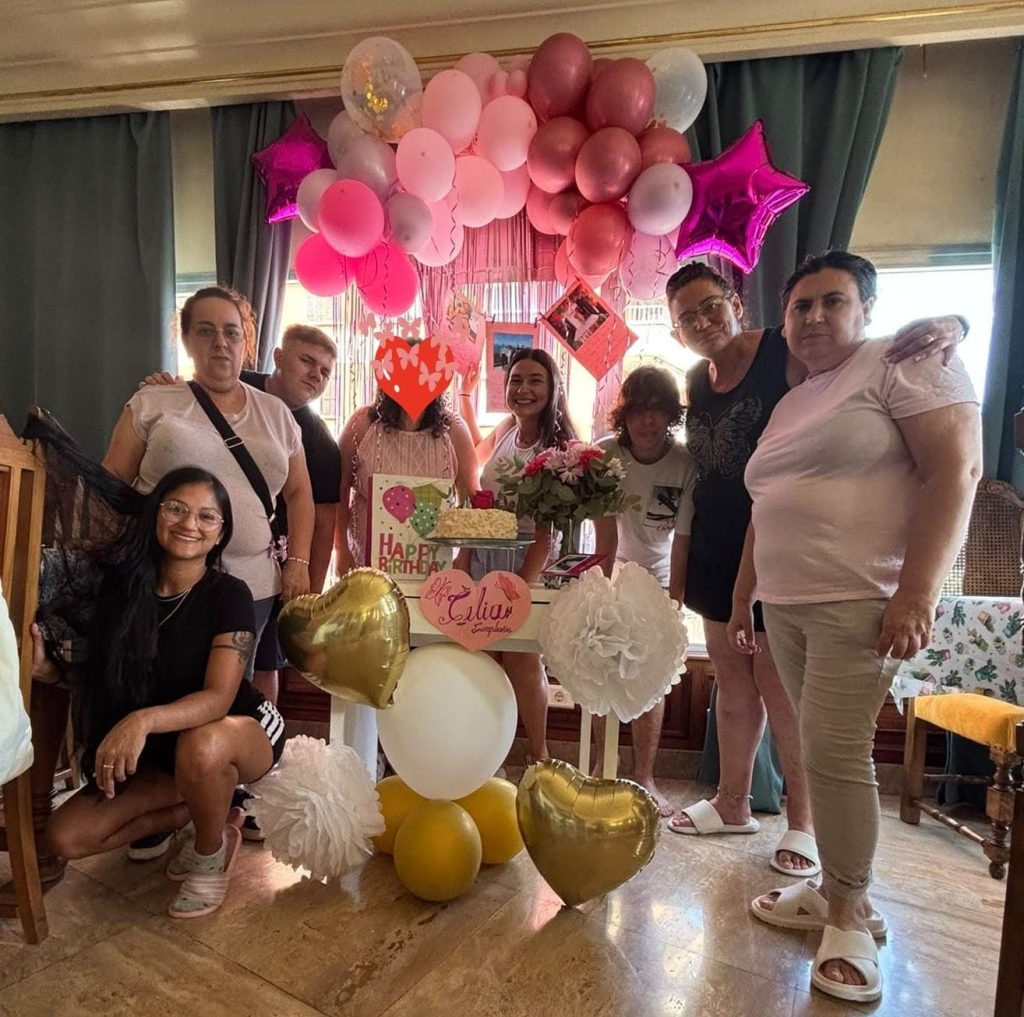 Foto de grupo de personas celebrando cumpleaños