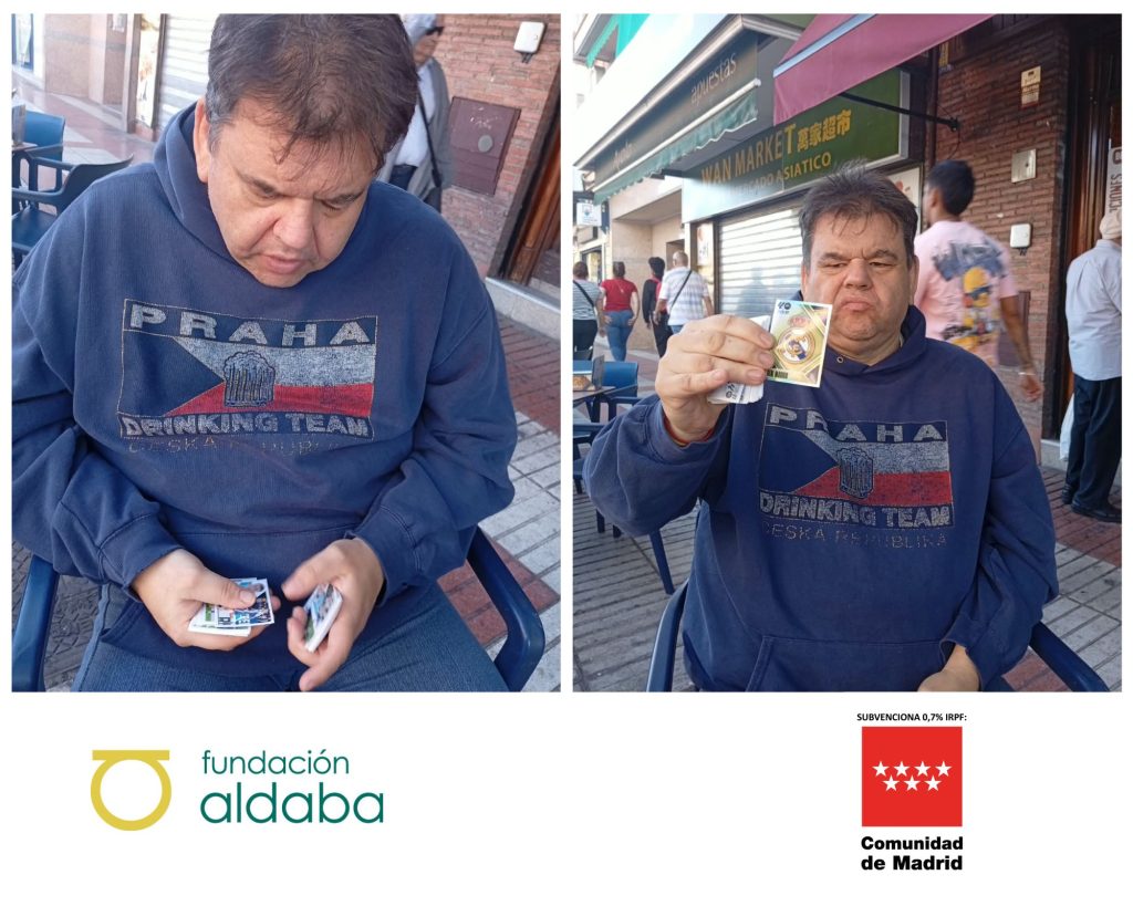 Foto de persona con cromos de futbol