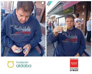 Foto de persona con cromos de futbol