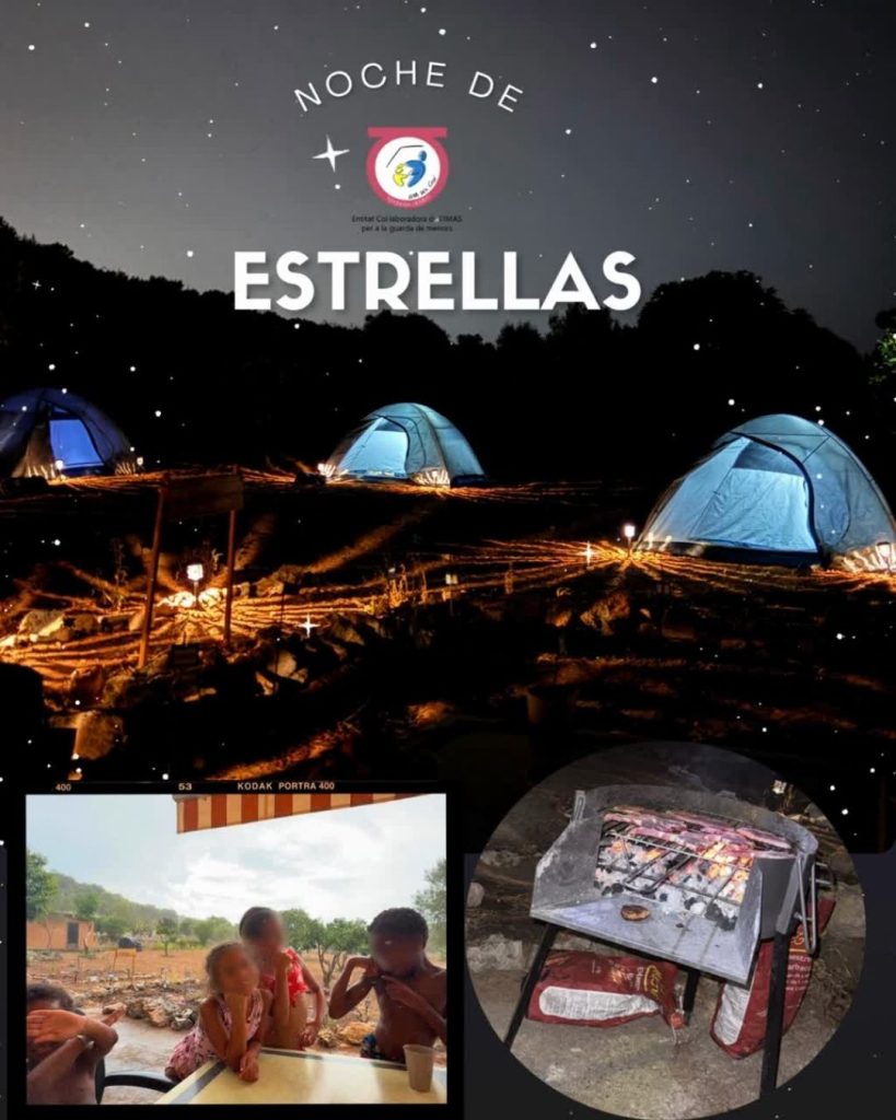Foto de tiendas de campañas y niños de acampada